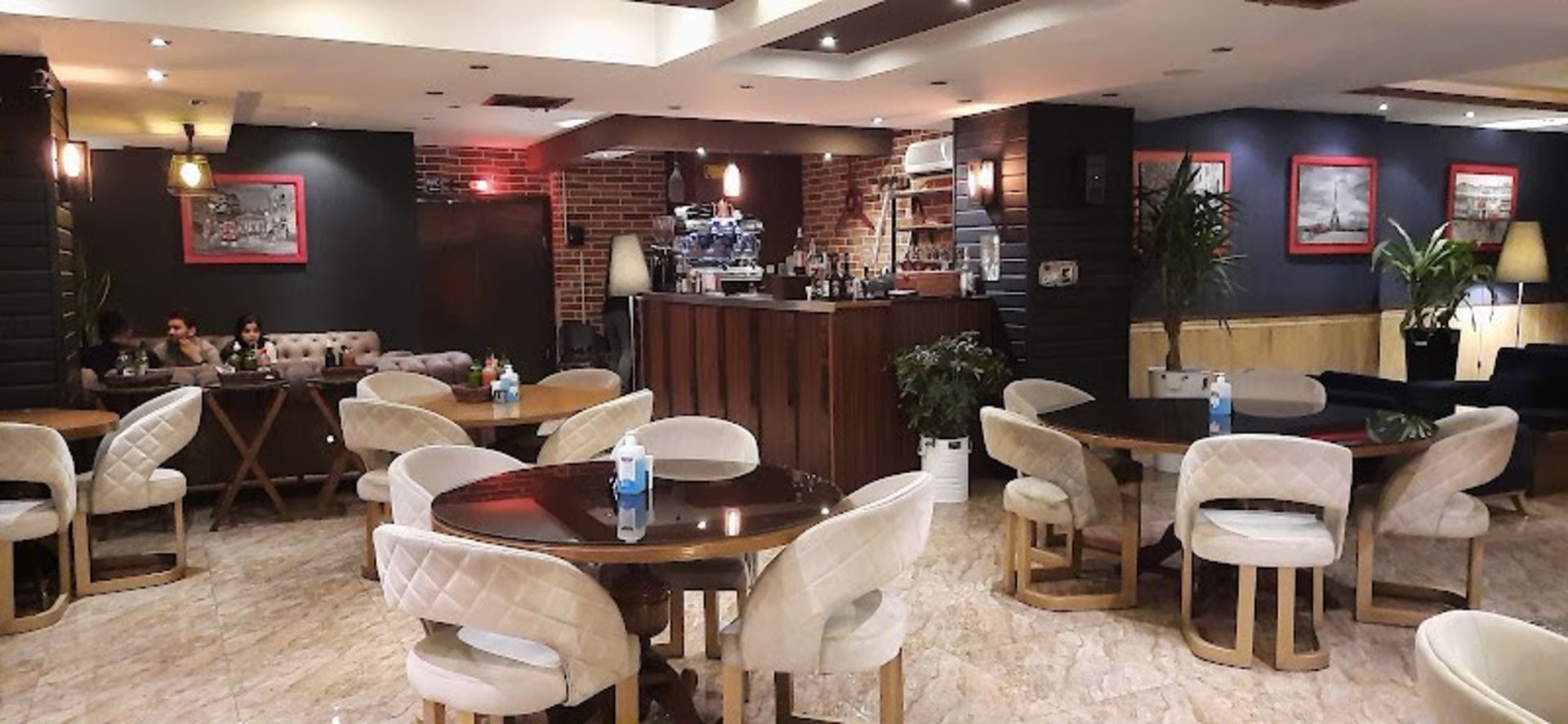 Karaj Restaurant's Interior