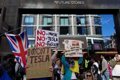 Demonstrations against Trump and Mask all over Europe