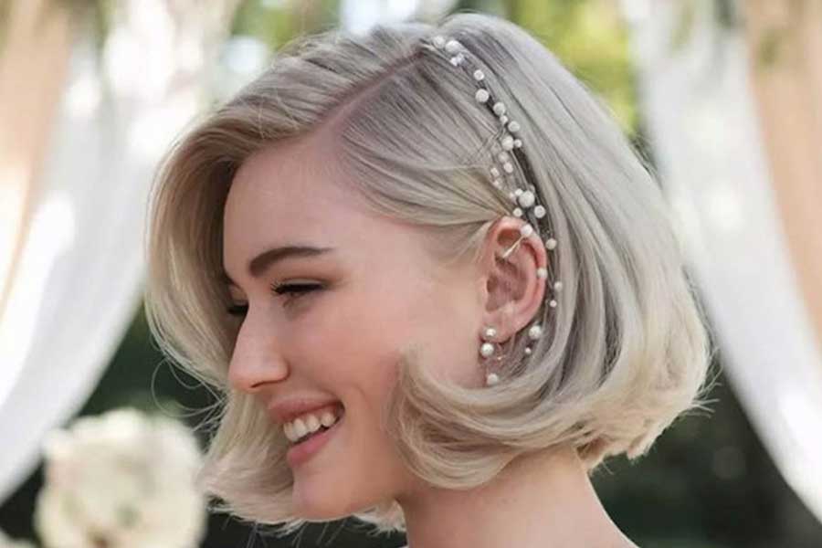 Short hairstyle for going to the wedding