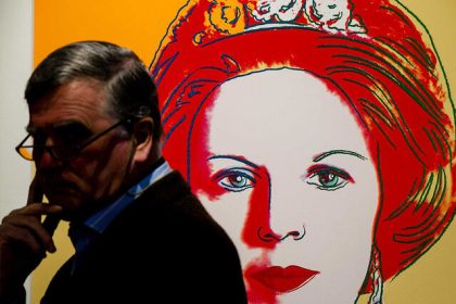 The Video/ Municipality of the Netherlands threw the work of Andy Warhol's art!