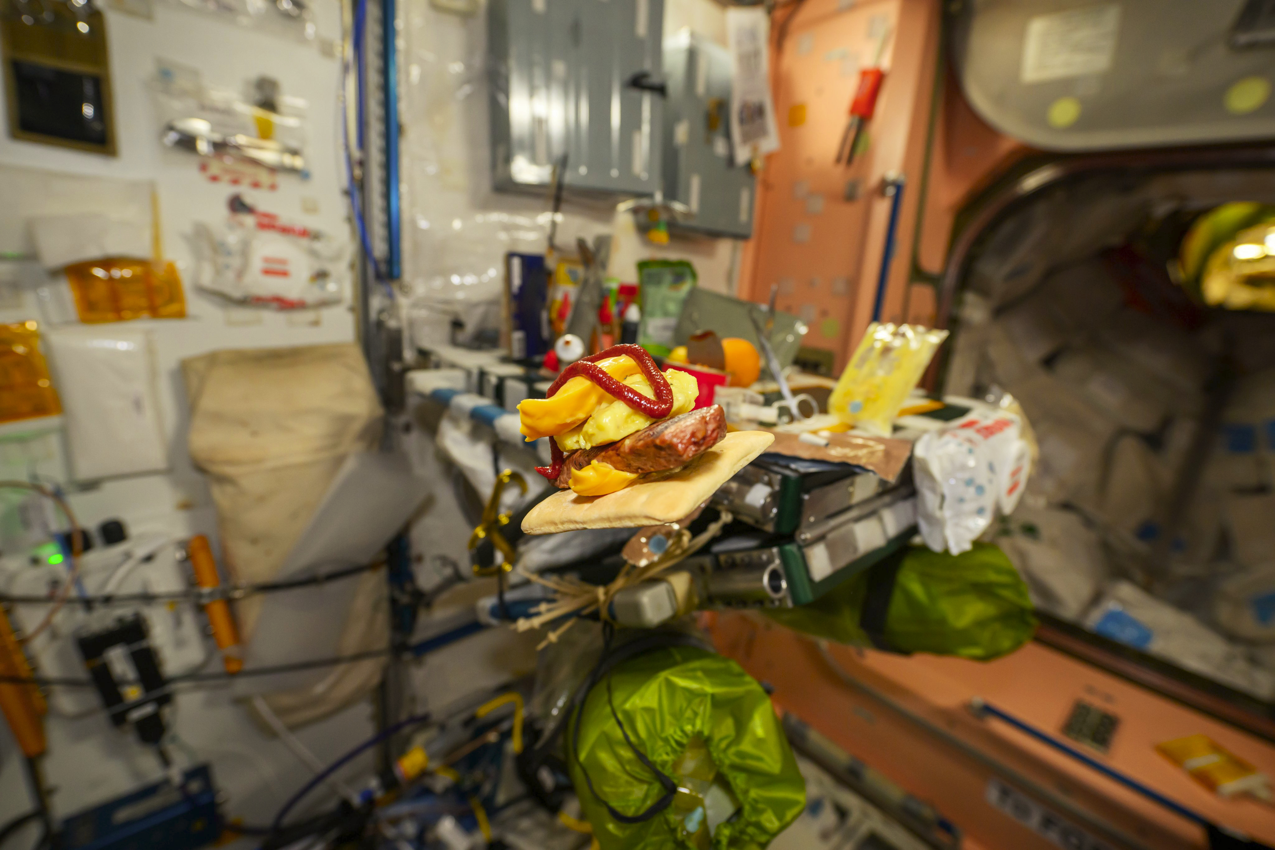 Hamburger in the style of the International Space Station