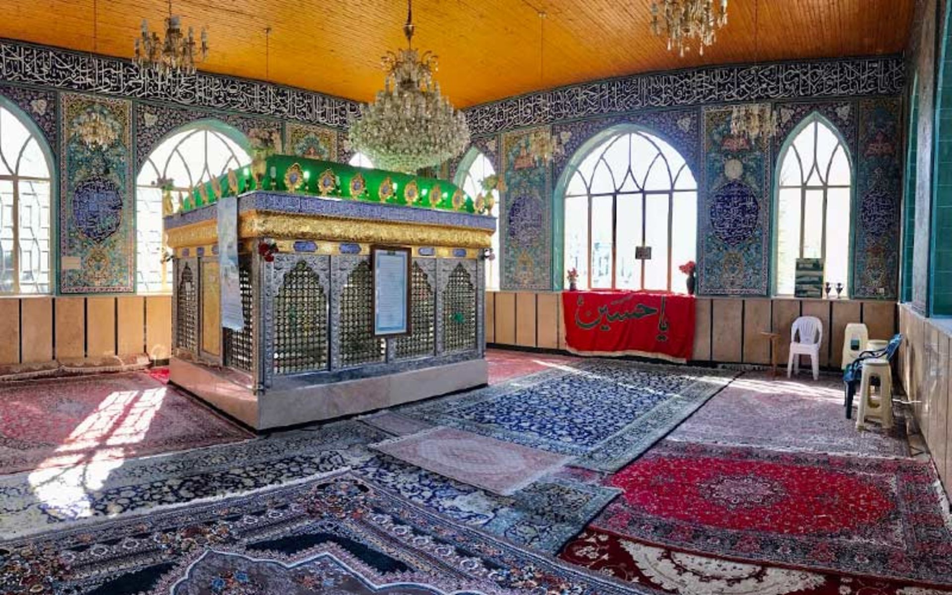 Imamzadeh's three -tone courtyard
