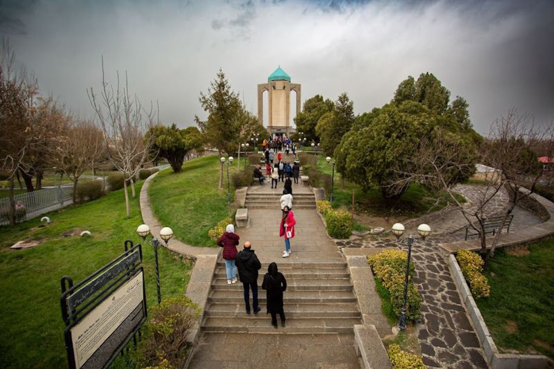 Tourists of the tomb of Babatahir