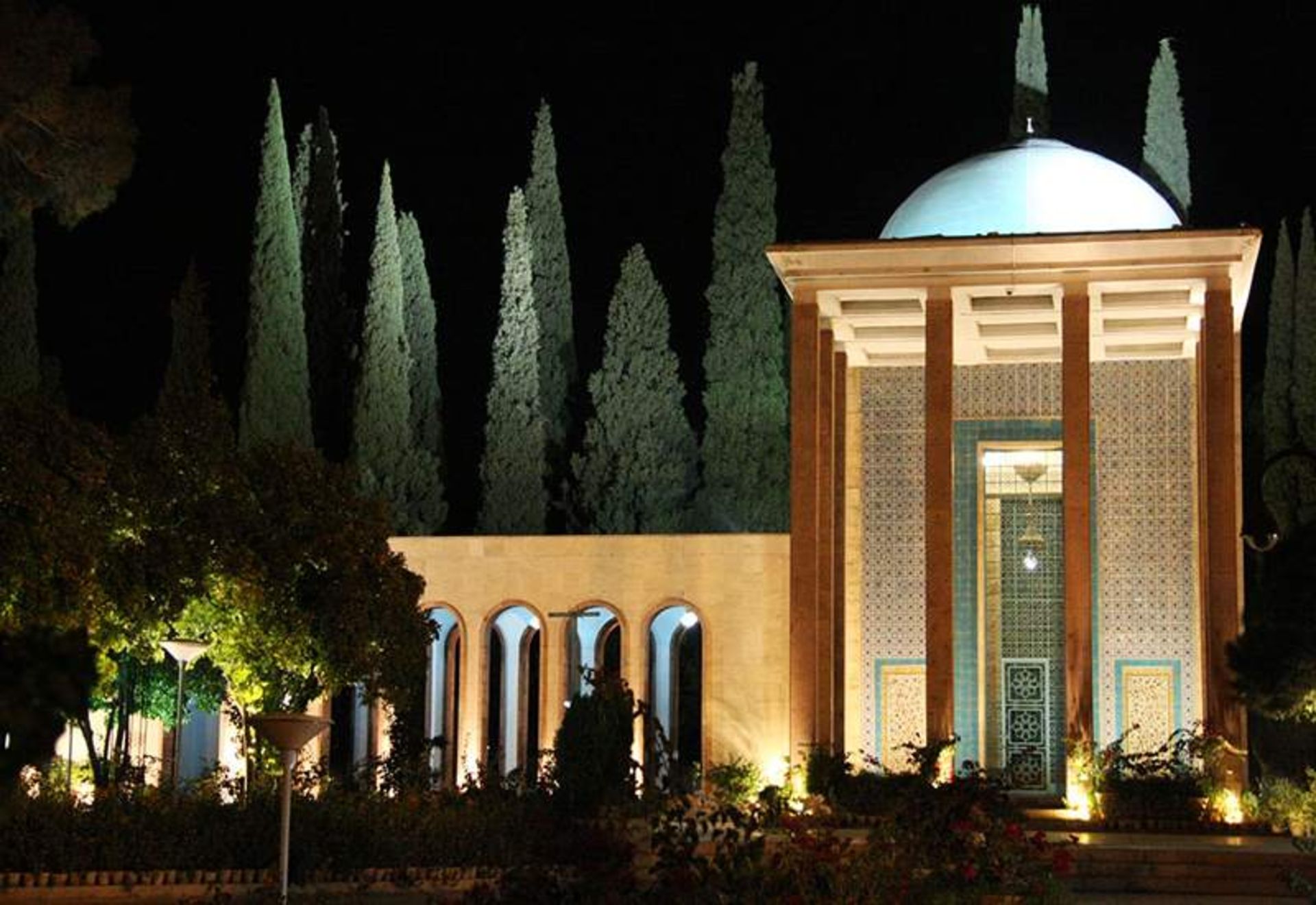 Saadi's tomb at night