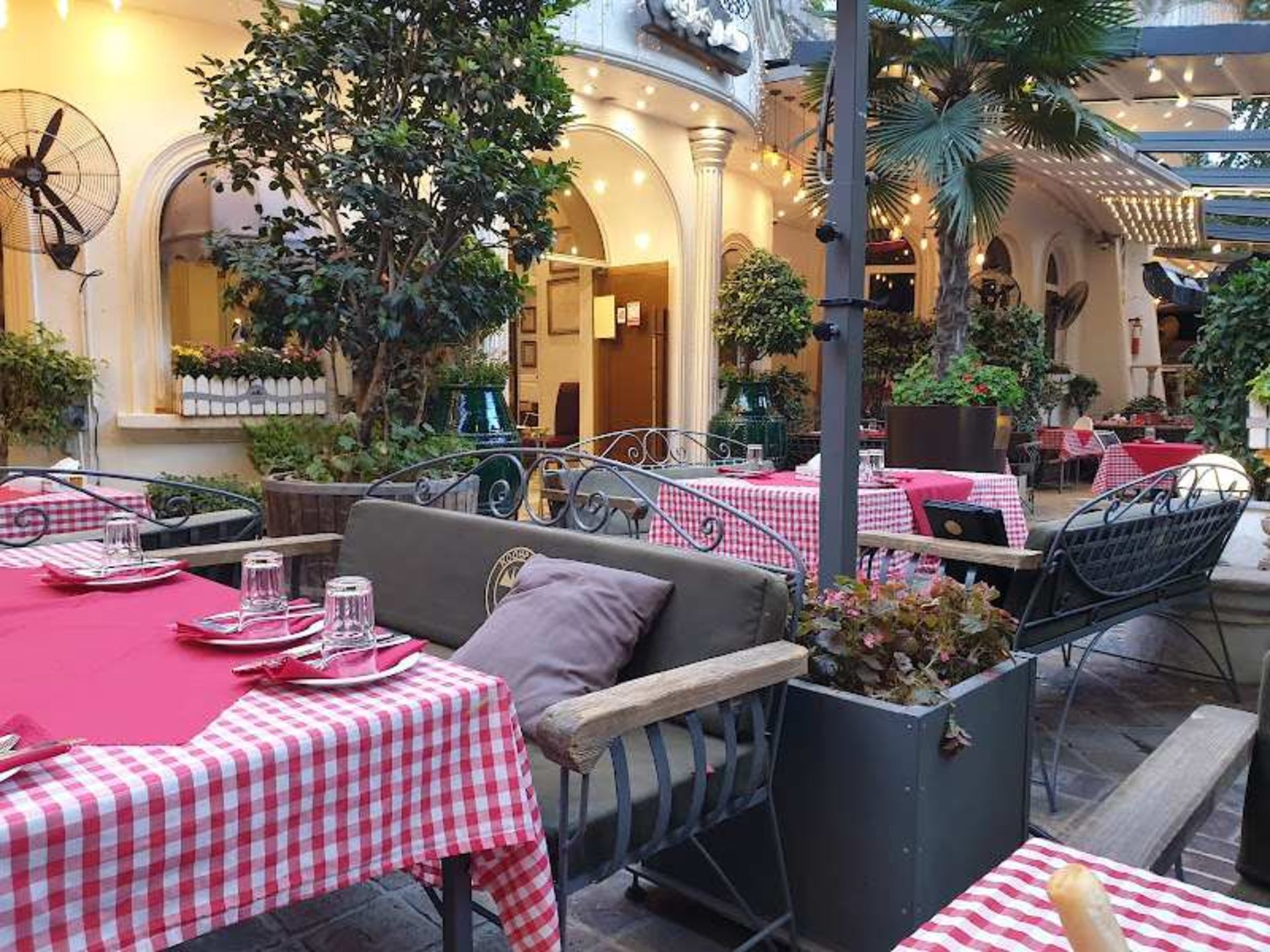 Darband Restaurant Decoration