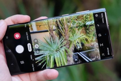 Photography with Samsung's flagship camera in Photo mode; View camera interface and imaging details of natural landscape