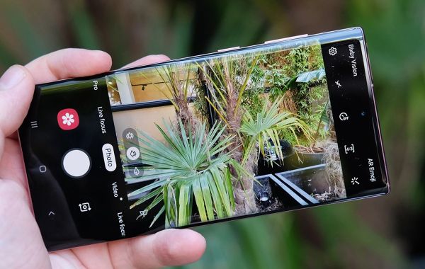 Photography with Samsung's flagship camera in Photo mode; View camera interface and imaging details of natural landscape