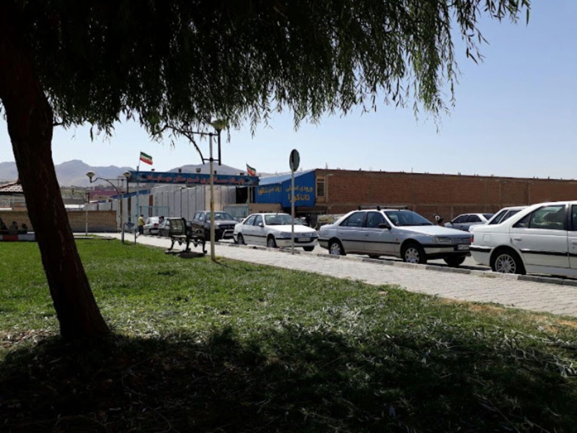 Tanakura Mahabad Market Parking