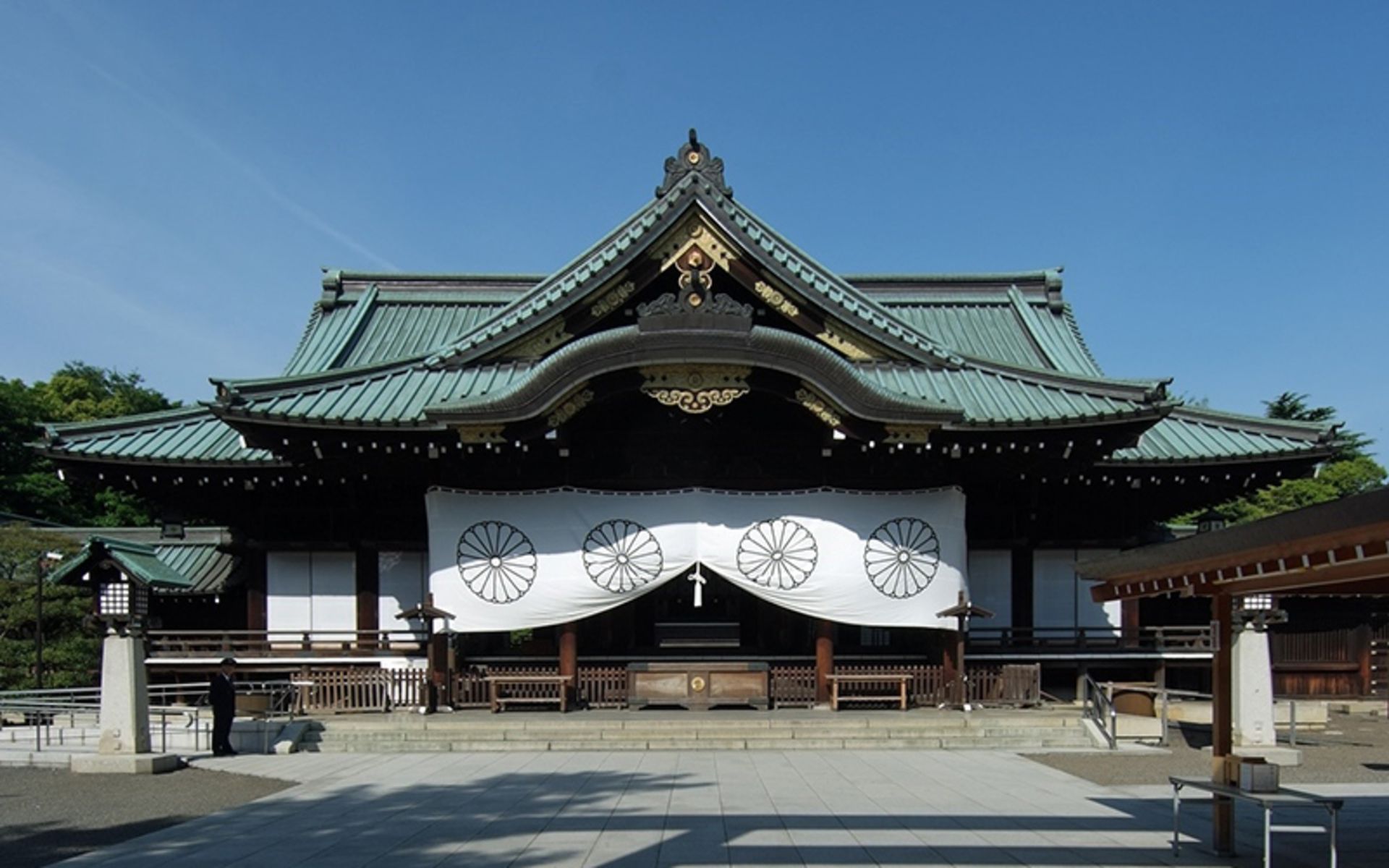 Japanese building and yard of Yasukuni shrine