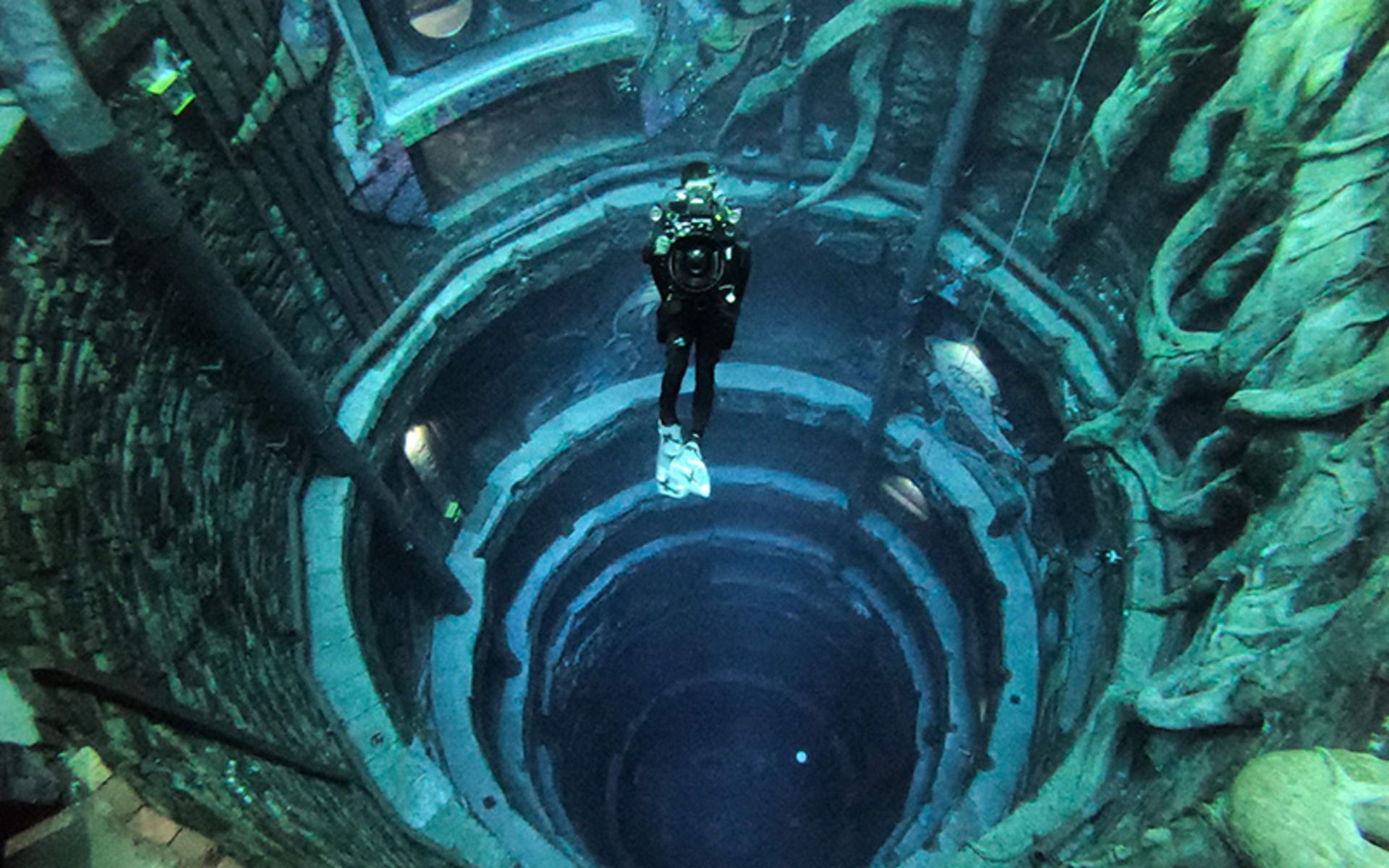 Tourist woman in the Diot Dubai tunnel