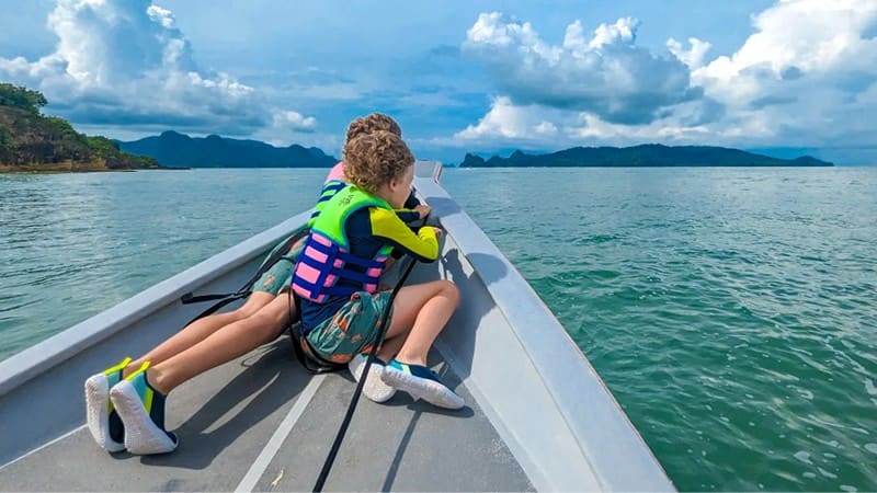 What is the best time of Qeshm's blue leisure experience?