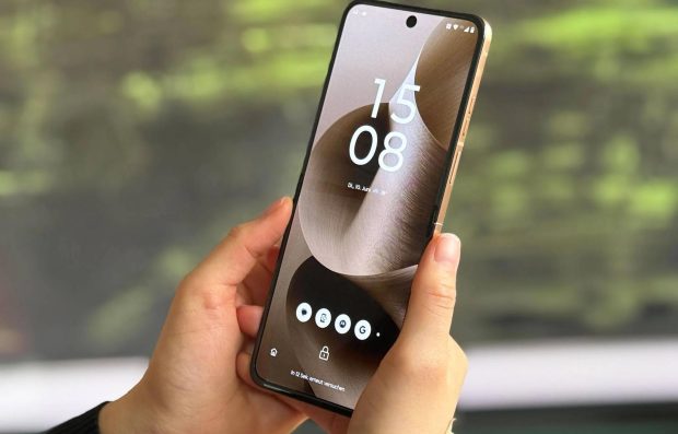 Galaxy Zed Flip 2 against Moto Razer Ultra