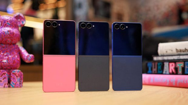 Galaxy Zed Flip 2 against Moto Razer Ultra