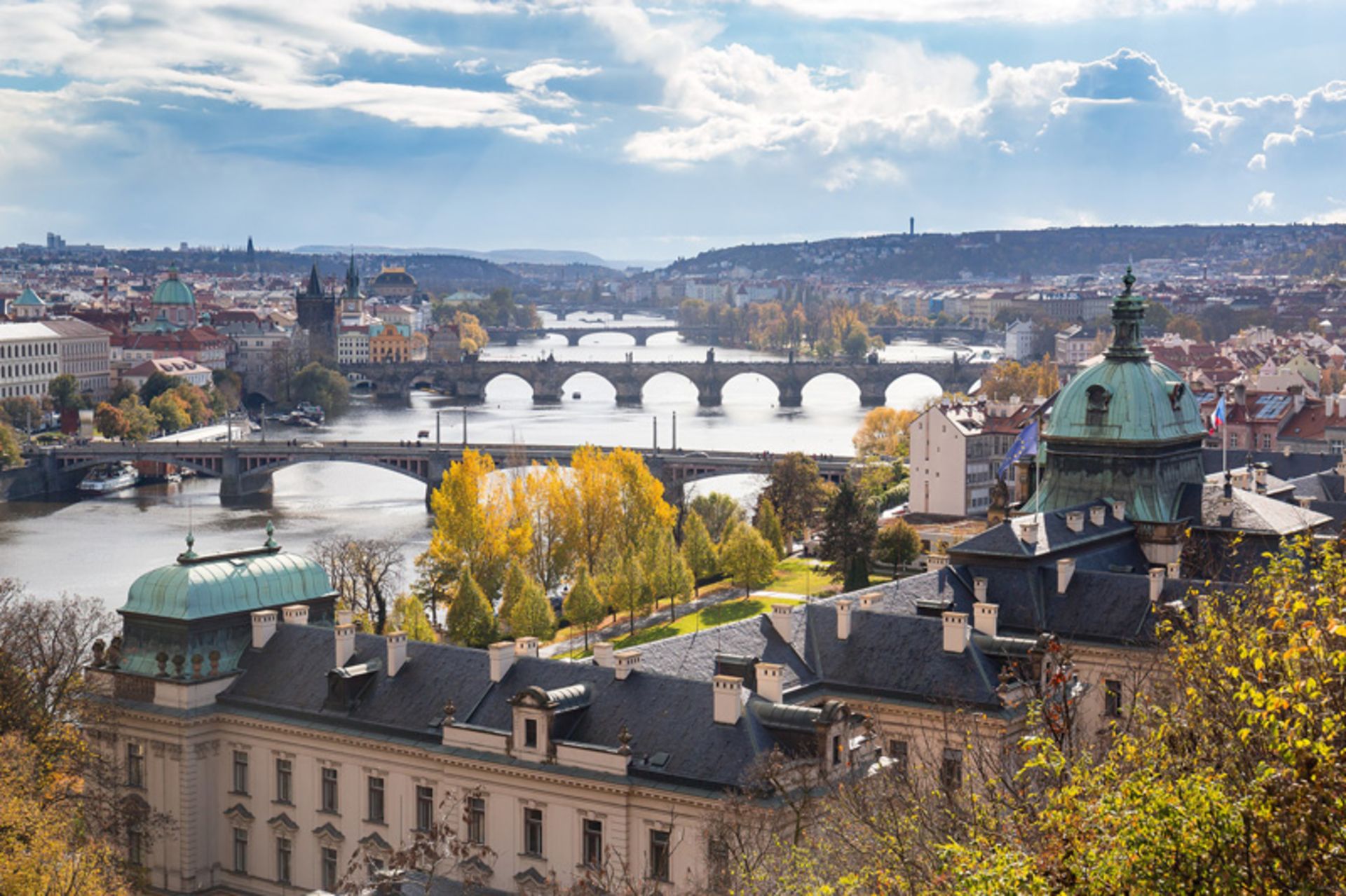 River and bridge in the center of the city of Prague