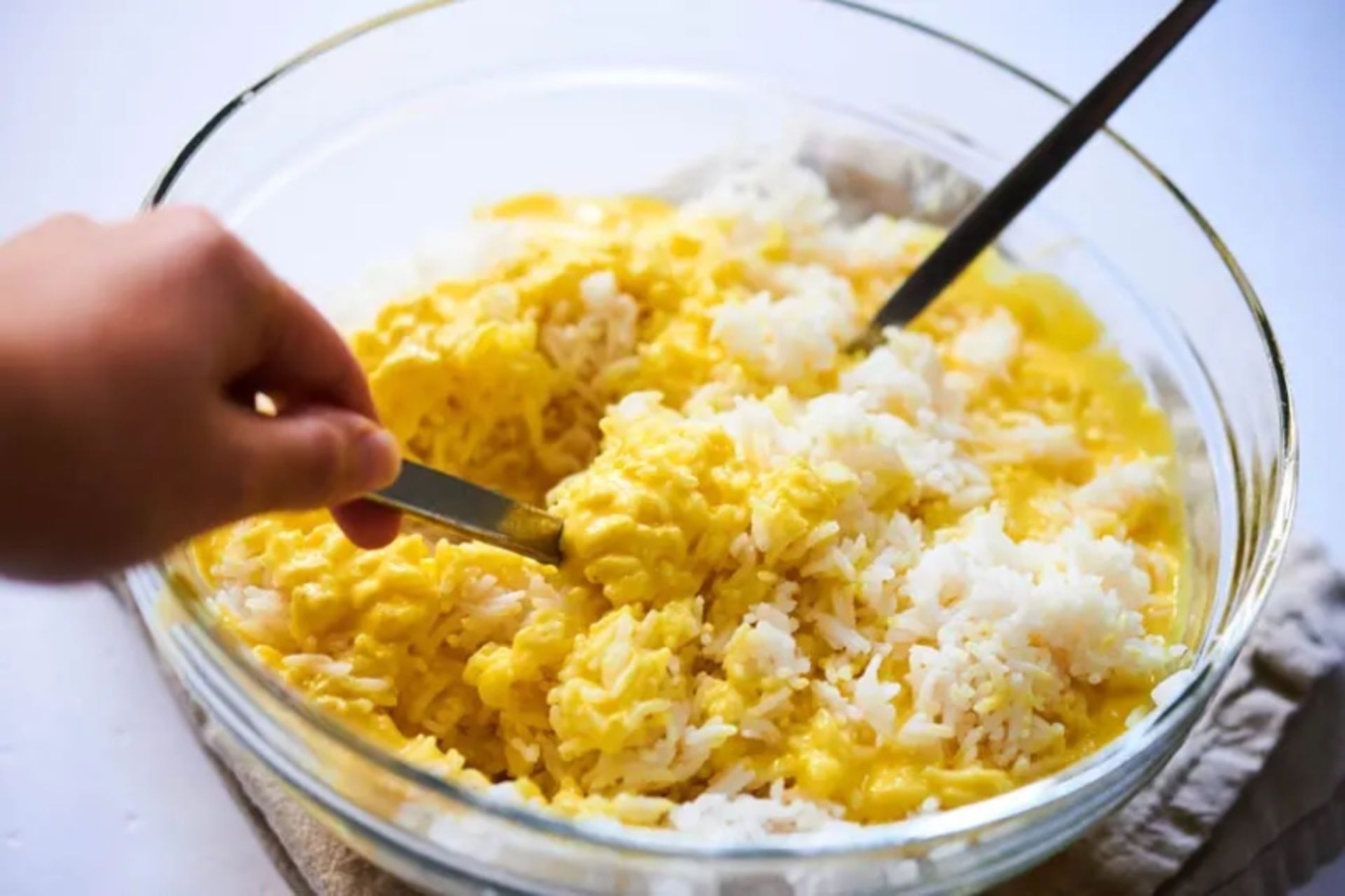 Mixing rice with saffron bottom