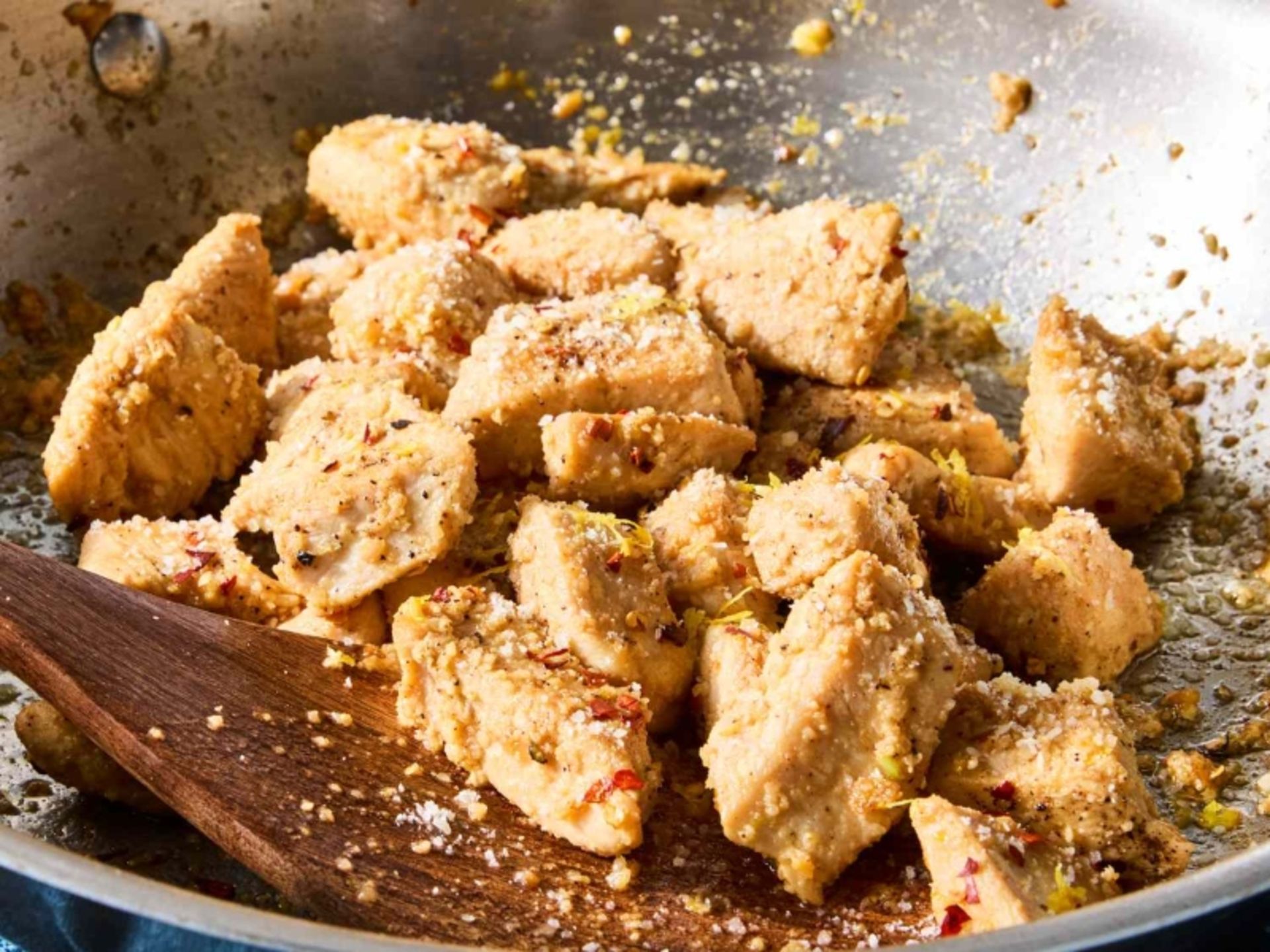 Bake chicken for the middle layer of the bottom of the china