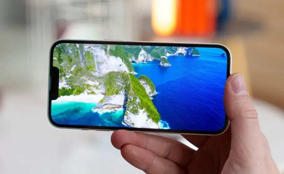 IPhone 16E Display Review