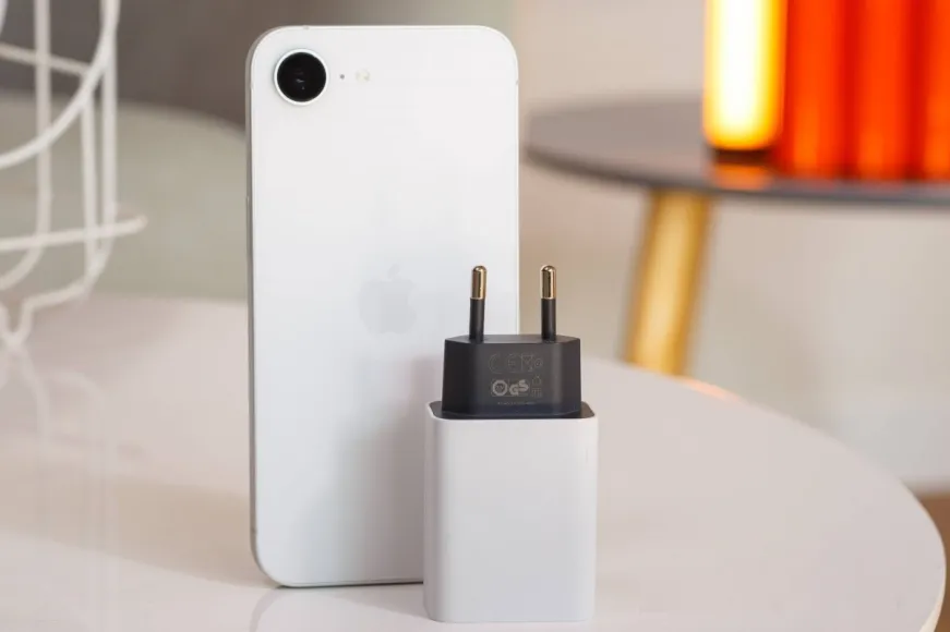 IPhone 16E battery and charger