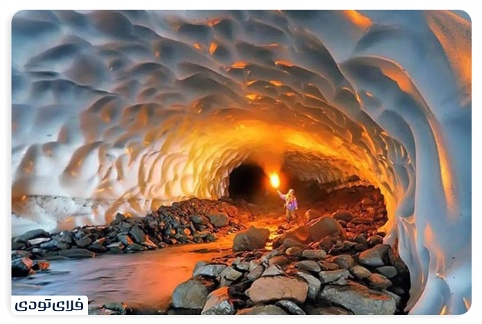 The snow tunnel of Azna