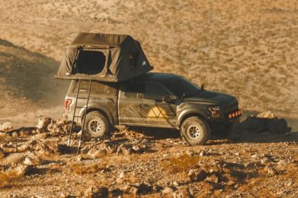Use of a ceiling travel tent in the desert