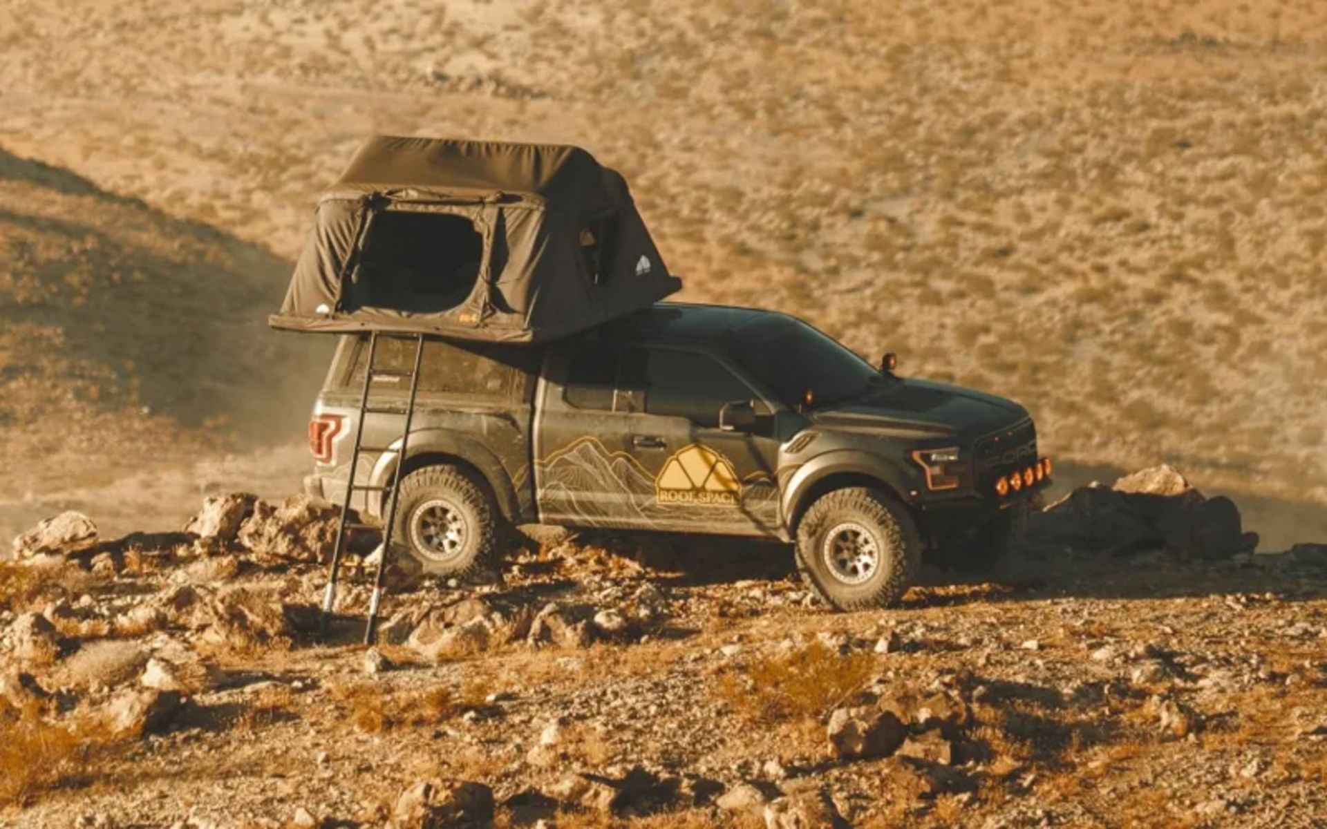 Use of a ceiling travel tent in the desert