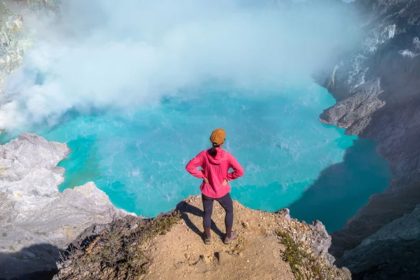 Tourism with red dress in the turbulent mouth of Ajan