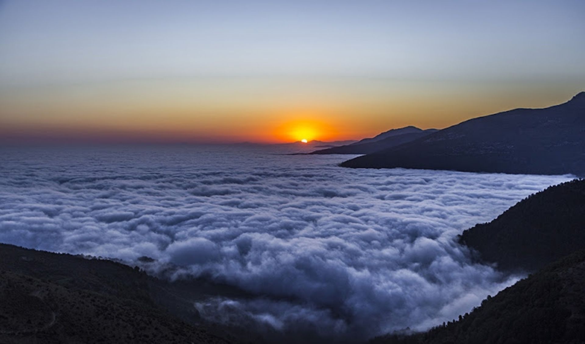 The Sea of ​​Filbend Cloud at sunset