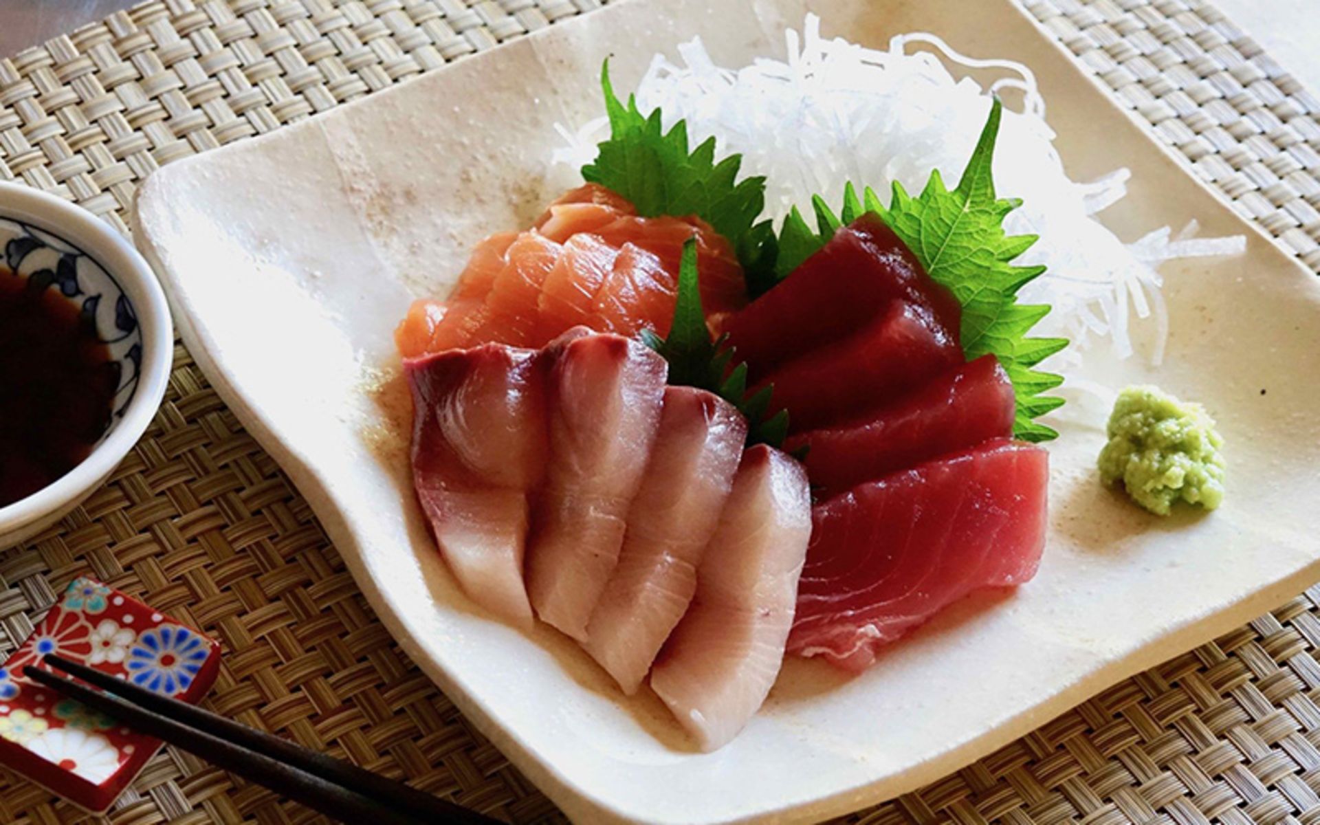 A sauce plate with sauce