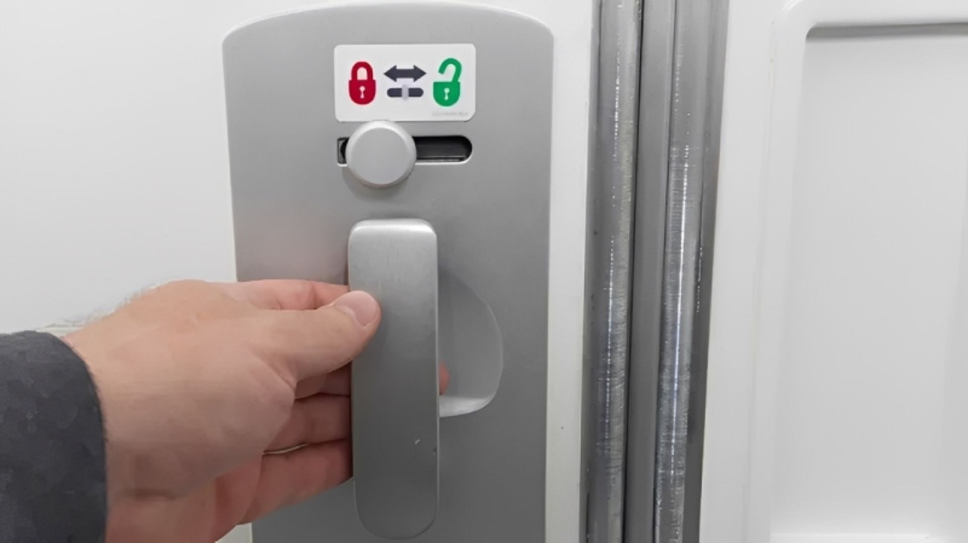 Handle and lock on the toilet