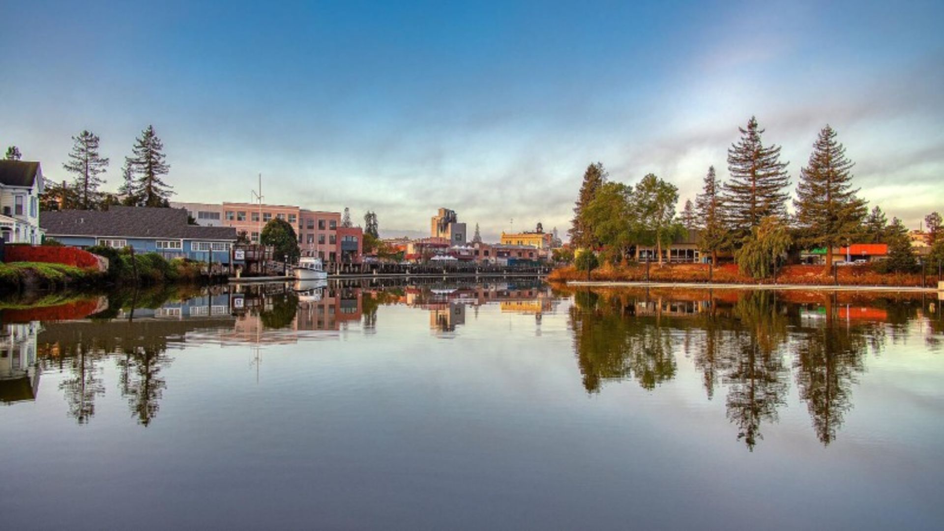 The lake among the houses of the Potaloma 