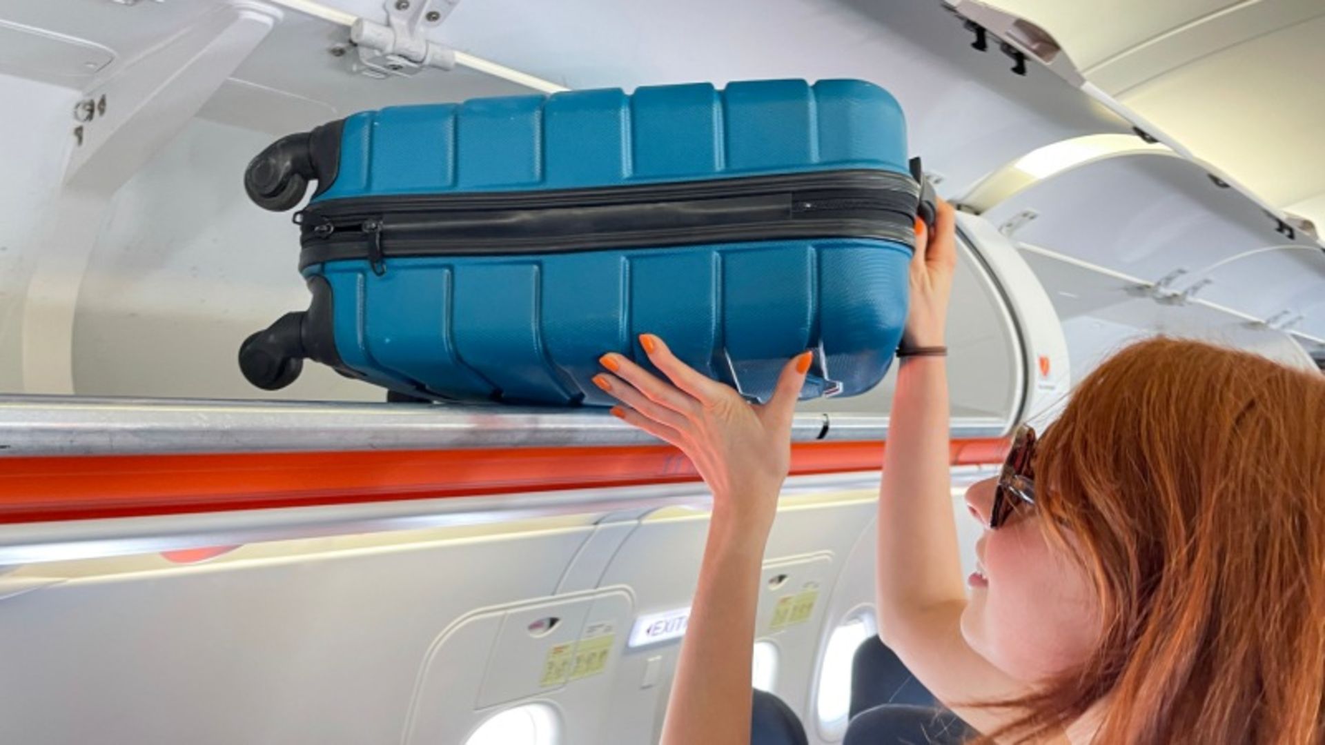Putting the handheld luggage on the top of the plane's head