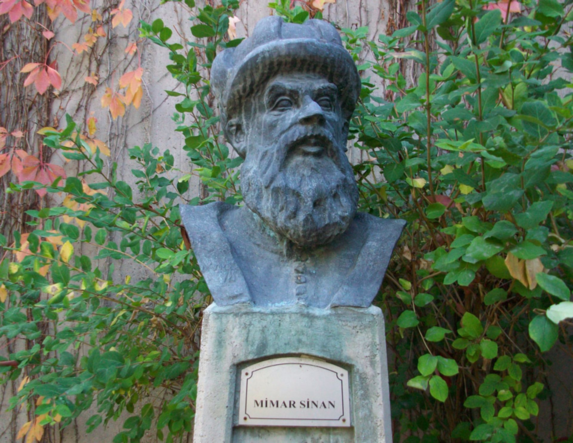 Sanan Architect's statue in the green space