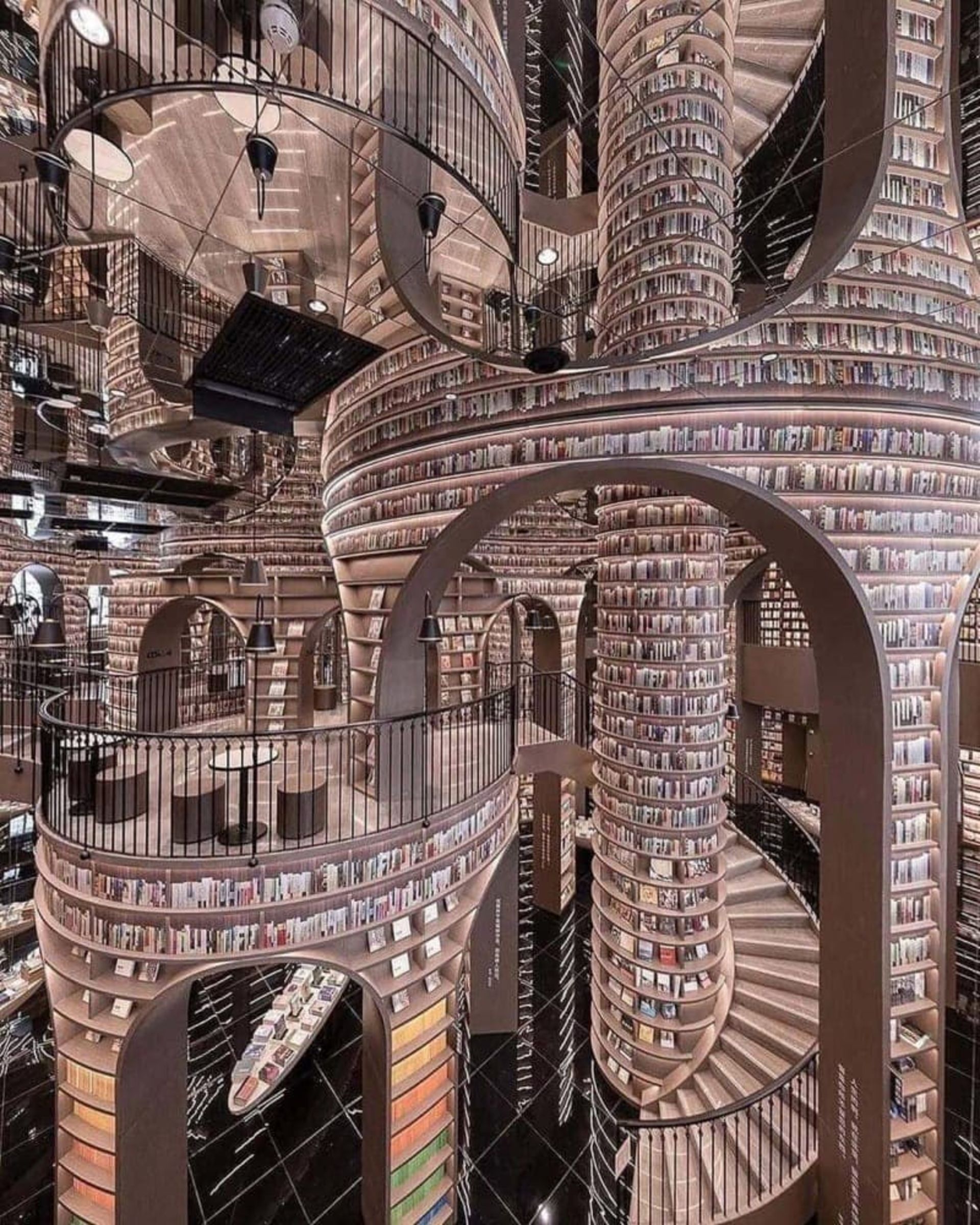 Zhong -e -Bookstore with long shelves of the book, spiral staircases and arched arches