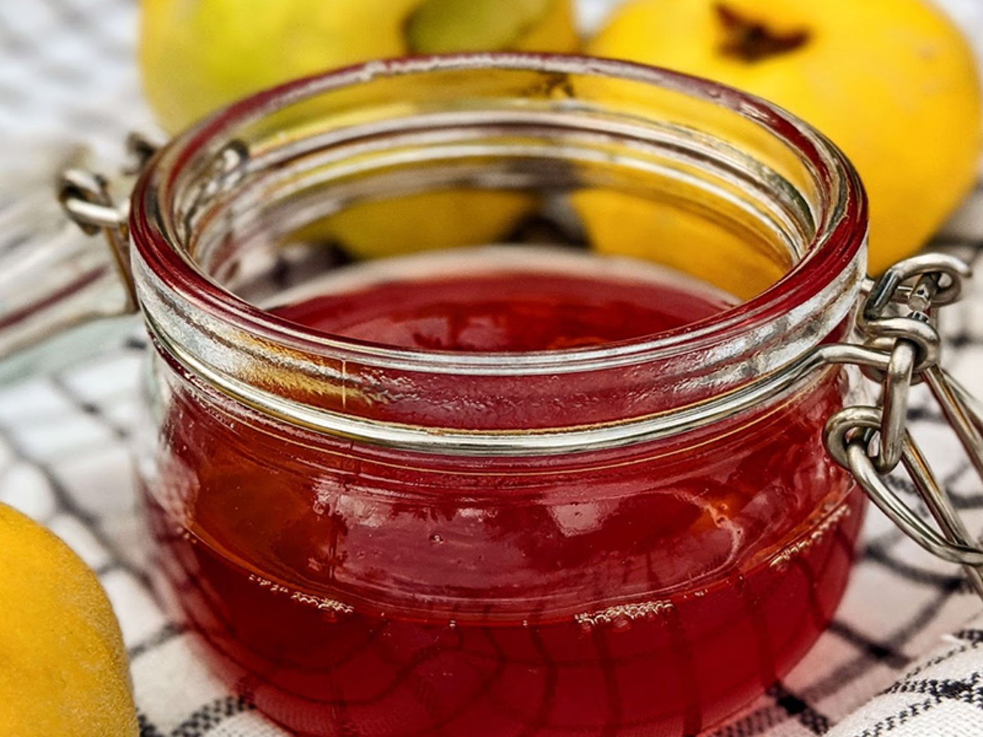 Syrup to red lemon in the glass