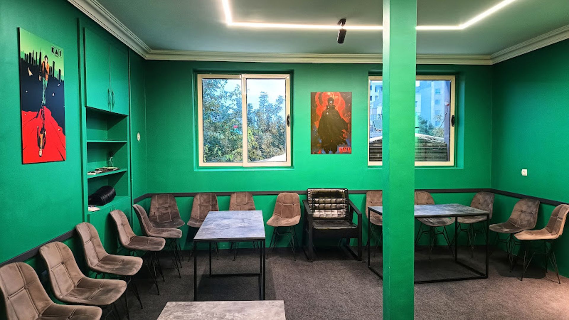 The green walls of the room in the café of Kavan