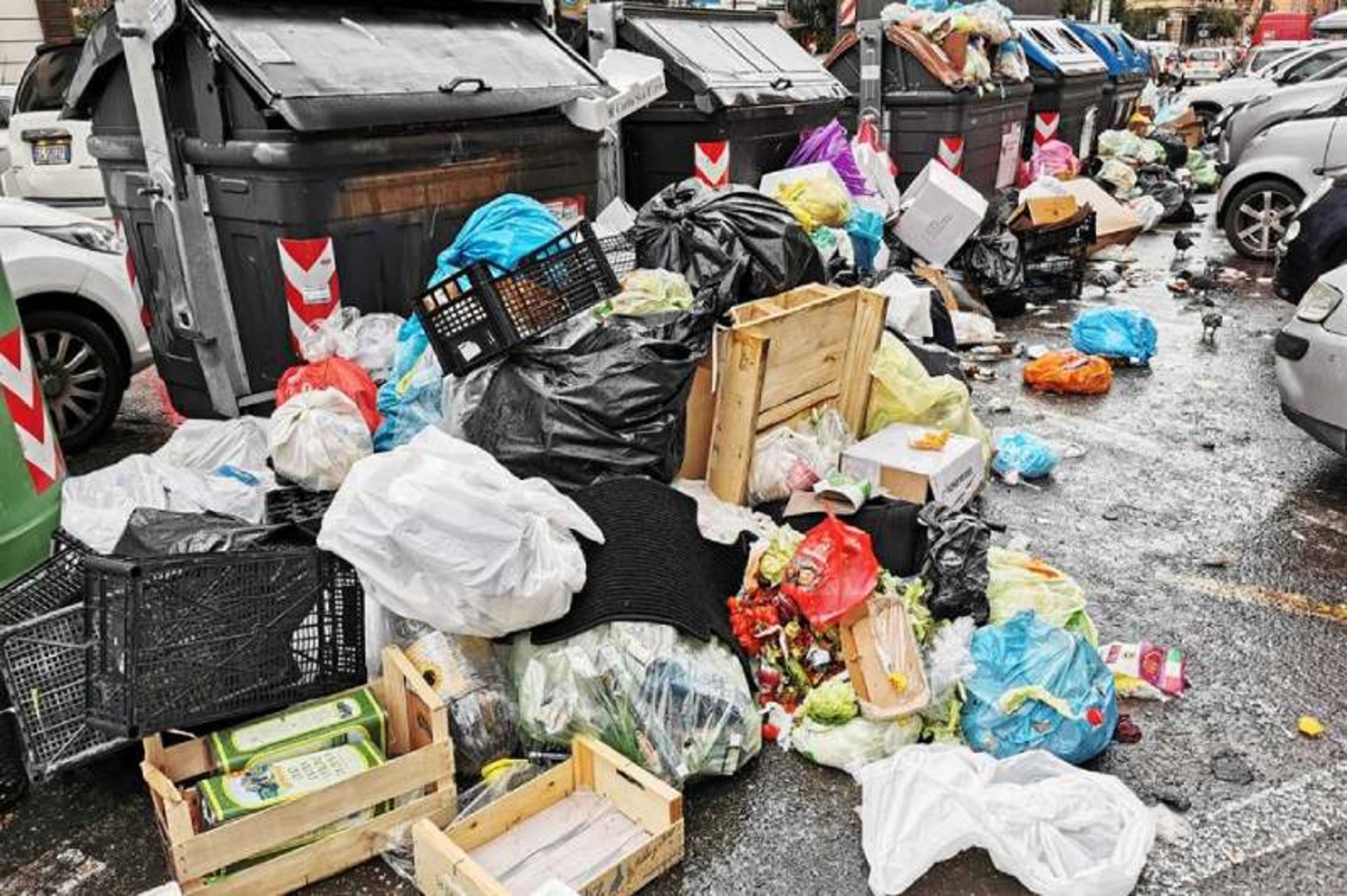 Scattered trash alongside the trash in the city of Rome
