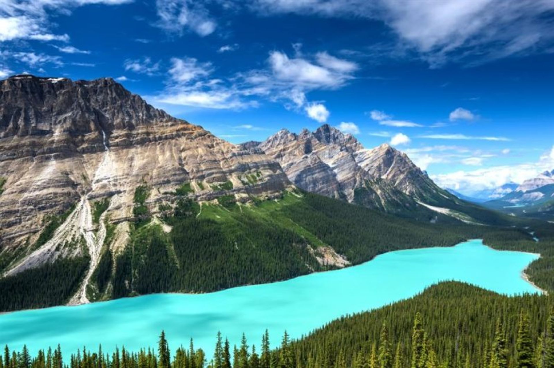 The turquoise water of Lake Pito in the forest mountain