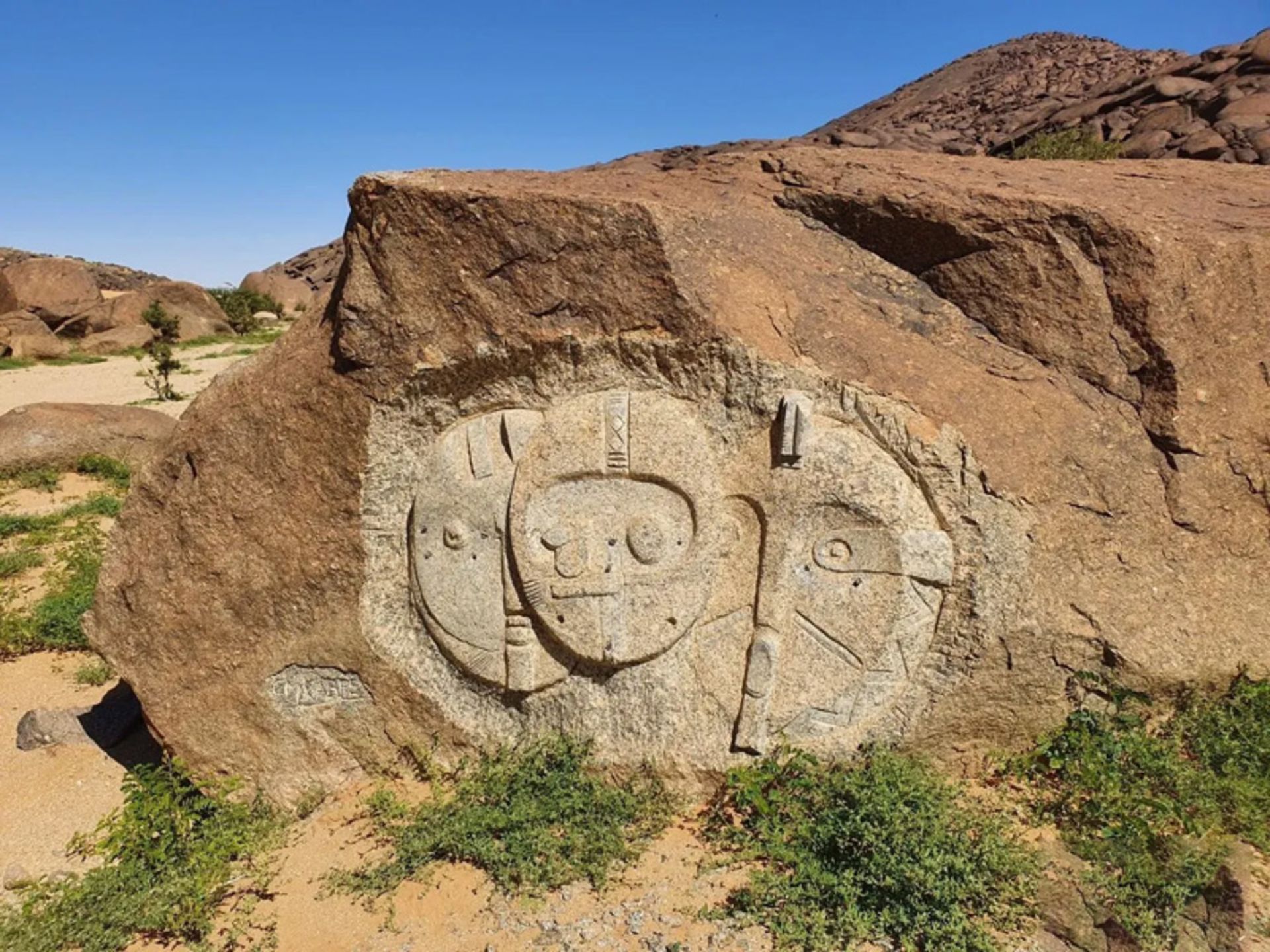 Artworks near Monolite bin Aqahaha