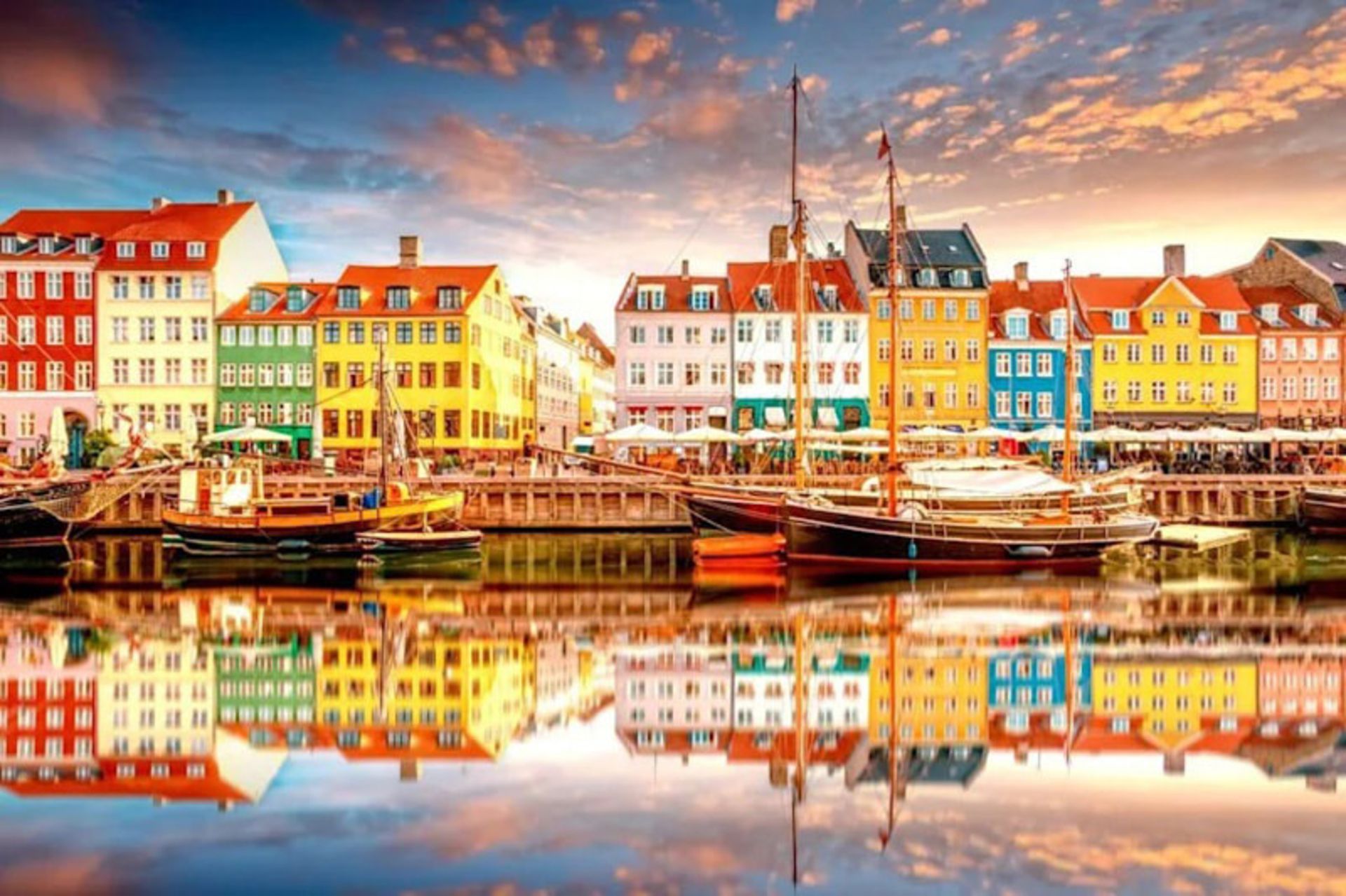 Nihon Canal Facade in Copenhagen with colorful buildings