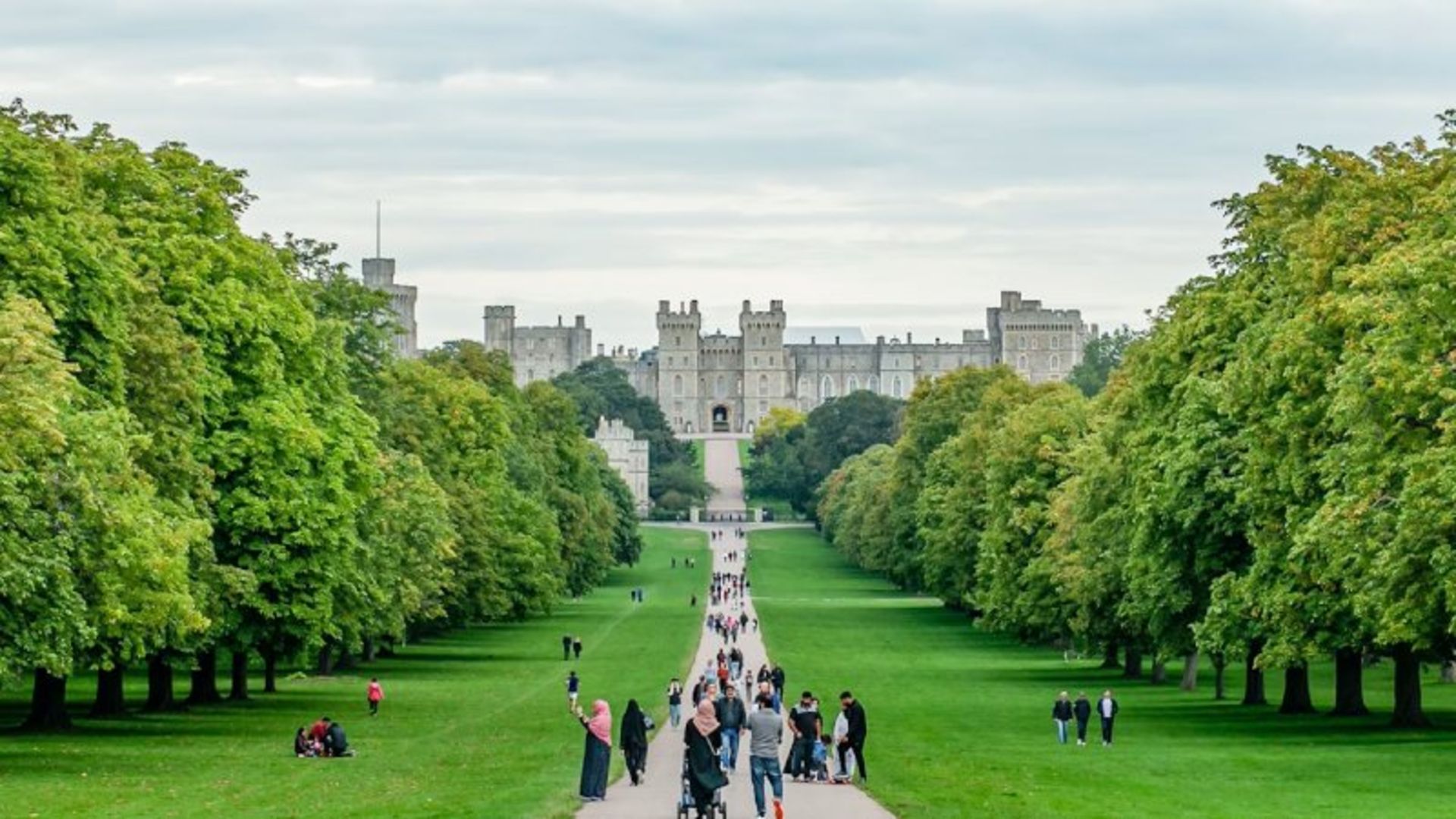 Visitors watching the Windsor Castle and the surrounding nature