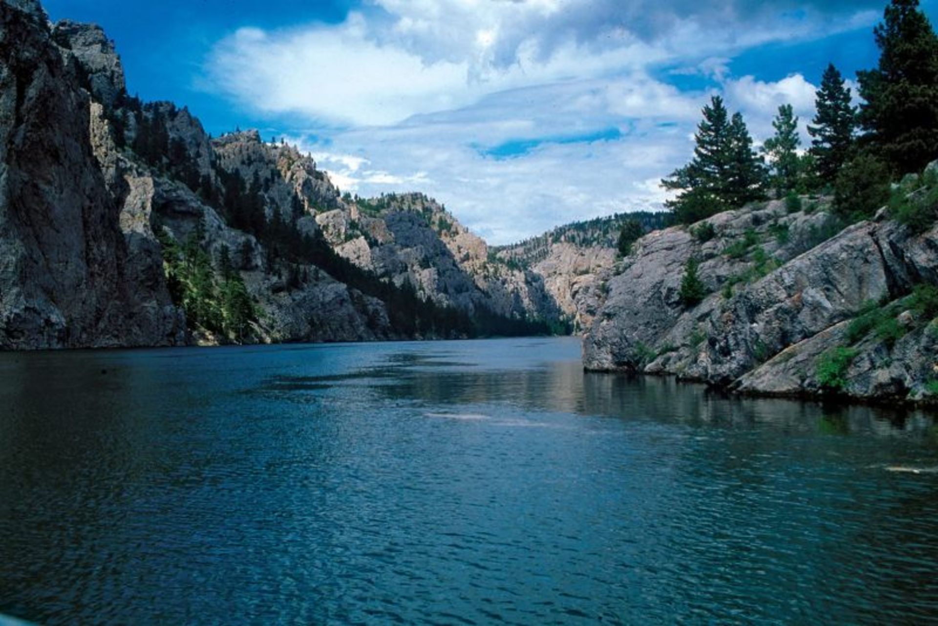 Missouri River, rocks and vegetation of the area