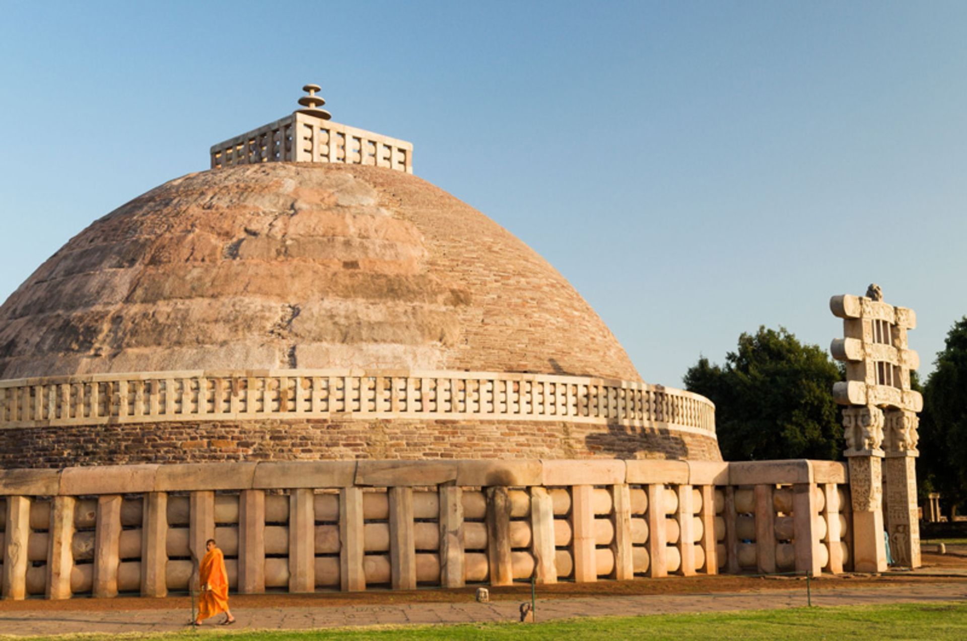 Buddhist monk next to Stopa Sanchi