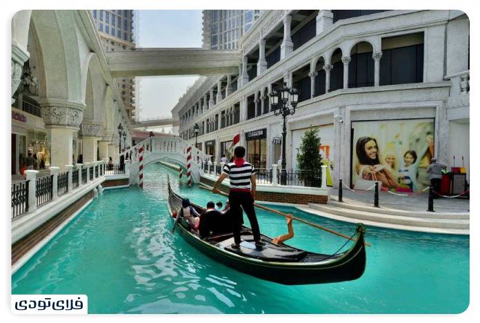 Entertainment in Venice Shopping Center