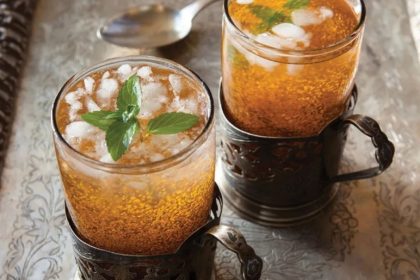 Two glasses of ash syrup with ice and mint leaves