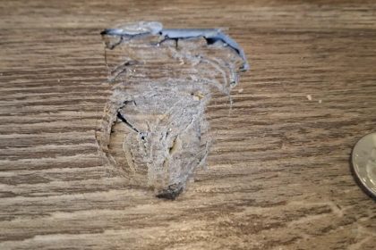 I meteorite pierced an older stone than the ground of a house.