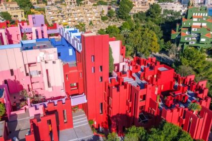 The pink building of the Red Wall of Spain and the surrounding nature