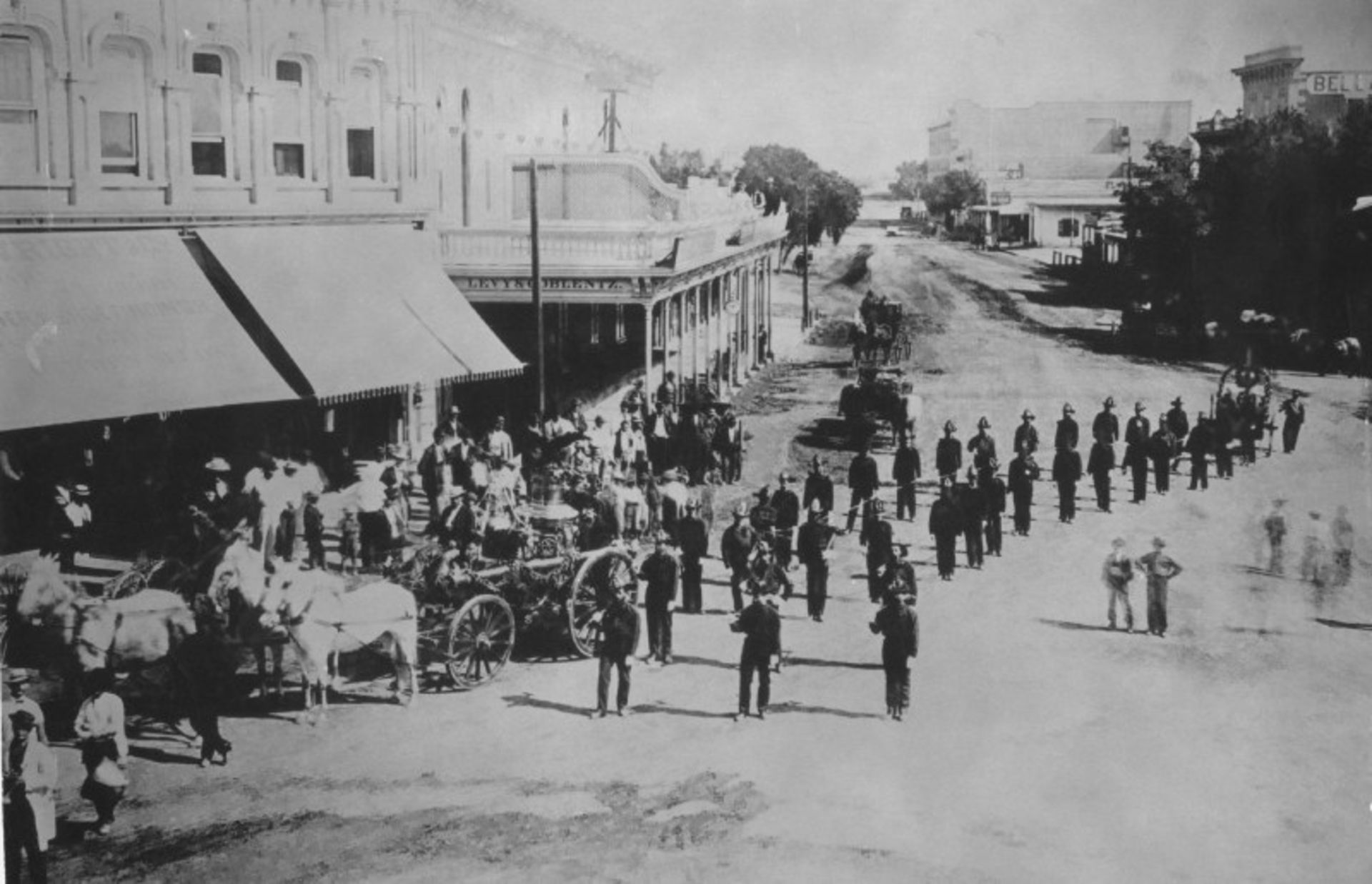Old image of the parade in Los Angeles