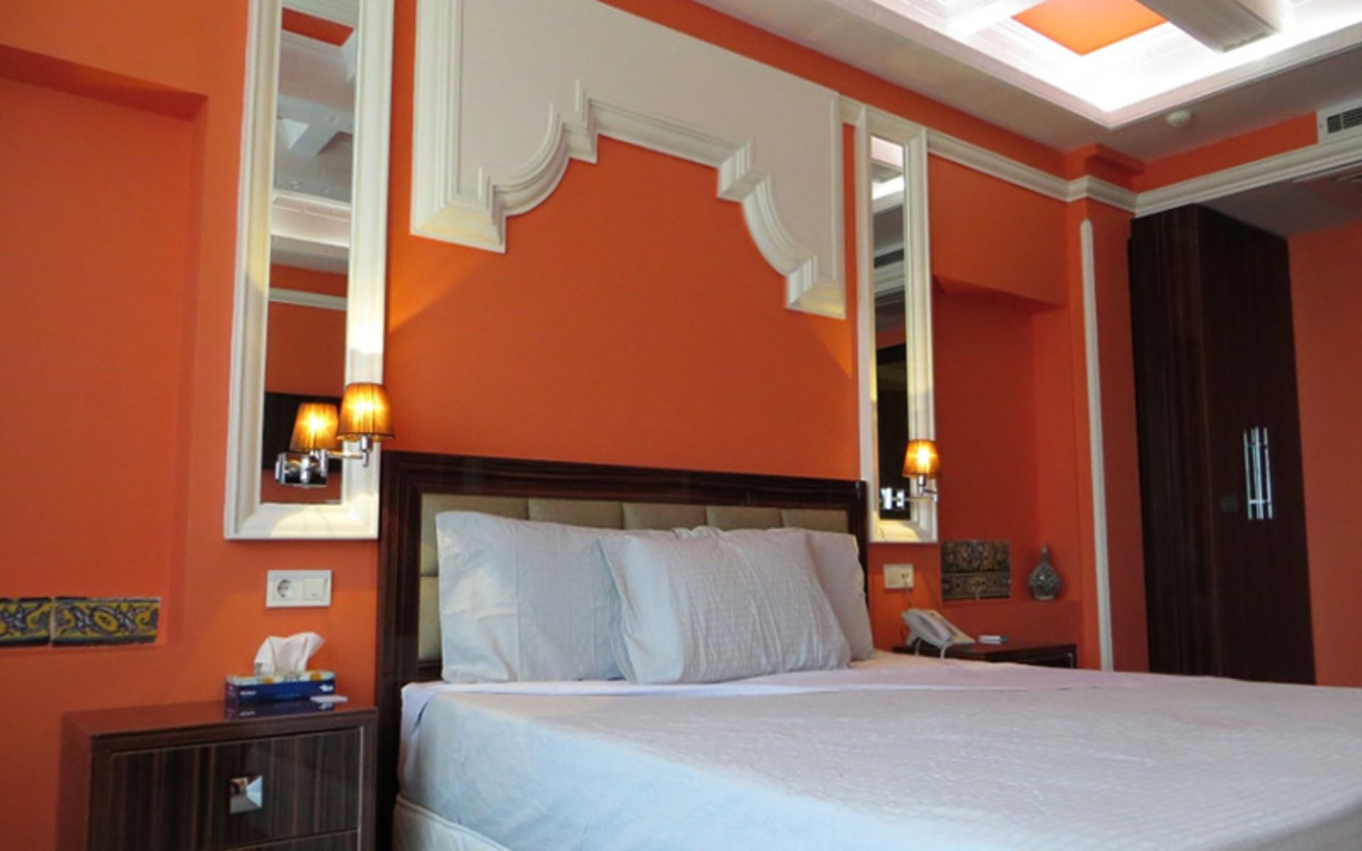 Nilo Hotel Room with Orange Theme