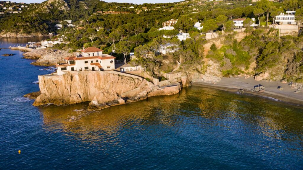 Platja Fonda (Platja Fonda) from the quiet beaches of Costa Brava