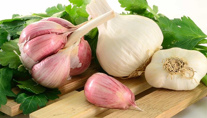 Properties of eating raw garlic for the skin